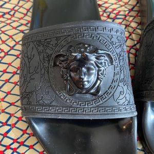 Versace slides some scratches on heads EU 39